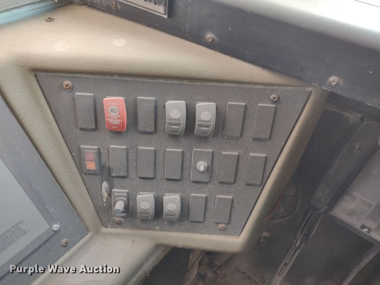 image for item DR8172 1999 International 3800  school bus