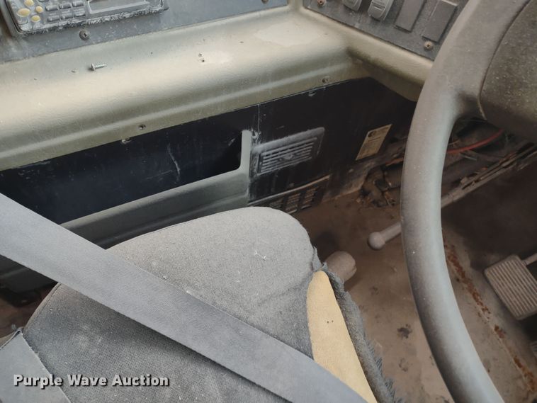 image for item DR8172 1999 International 3800  school bus