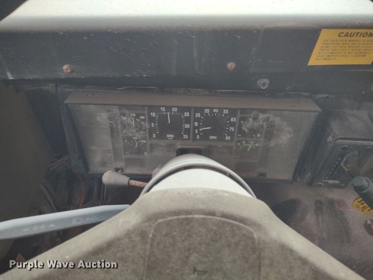 image for item DR8172 1999 International 3800  school bus