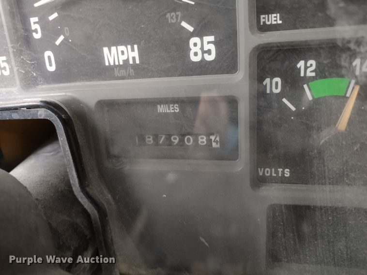 image for item DR8172 1999 International 3800  school bus