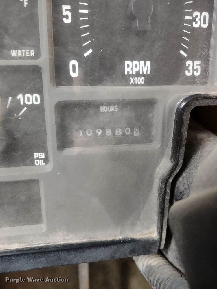 image for item DR8172 1999 International 3800  school bus