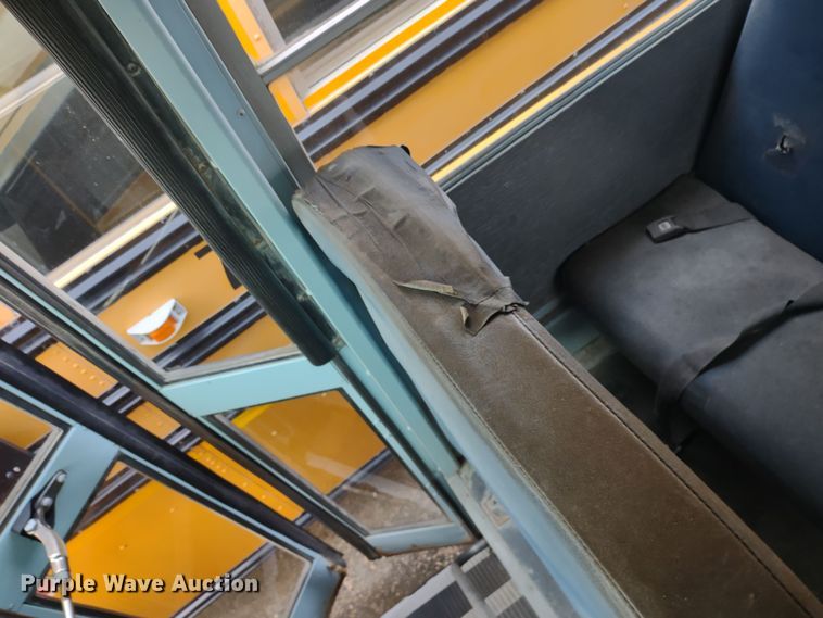 image for item DR8172 1999 International 3800  school bus