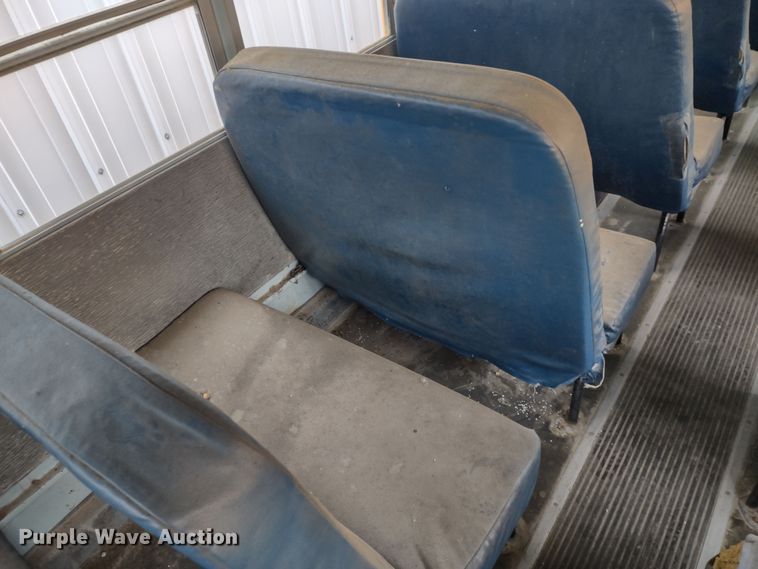 image for item DR8172 1999 International 3800  school bus