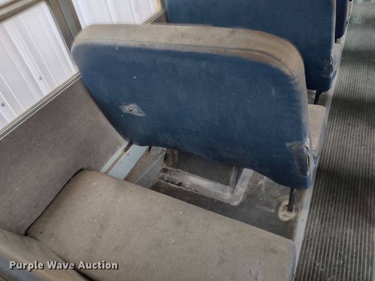 image for item DR8172 1999 International 3800  school bus