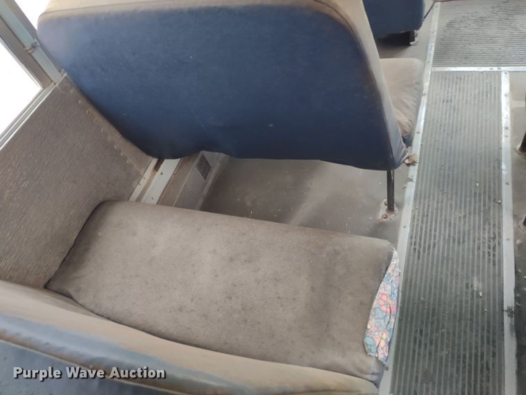 image for item DR8172 1999 International 3800  school bus