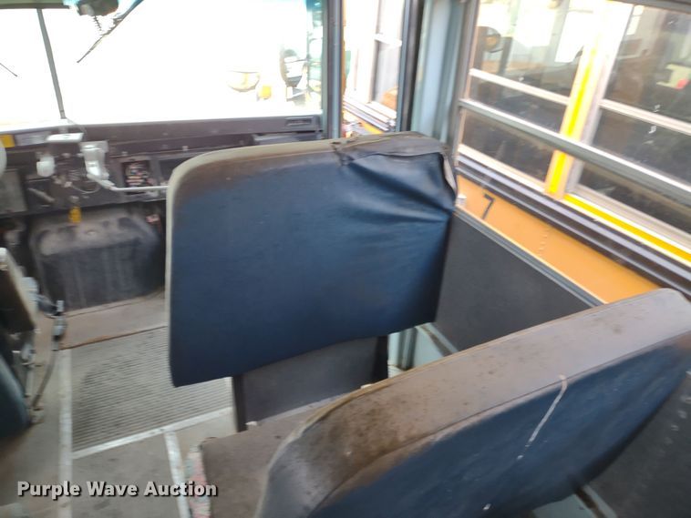 image for item DR8172 1999 International 3800  school bus