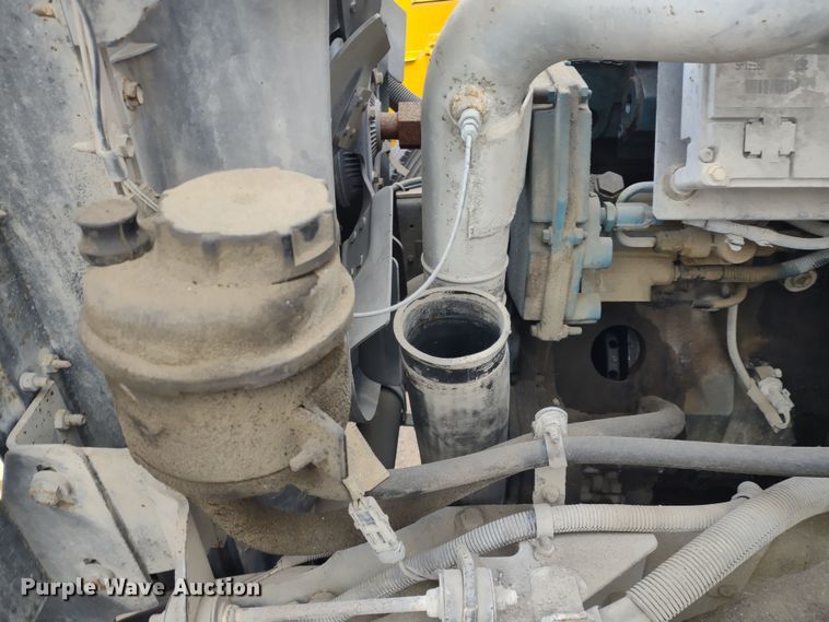 image for item DR8172 1999 International 3800  school bus