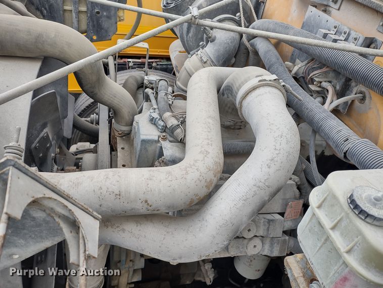 image for item DR8172 1999 International 3800  school bus