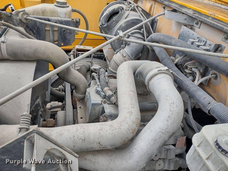 image for item DR8172 1999 International 3800  school bus