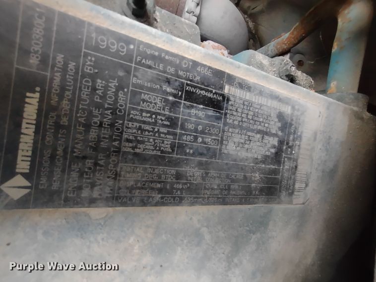 image for item DR8172 1999 International 3800  school bus