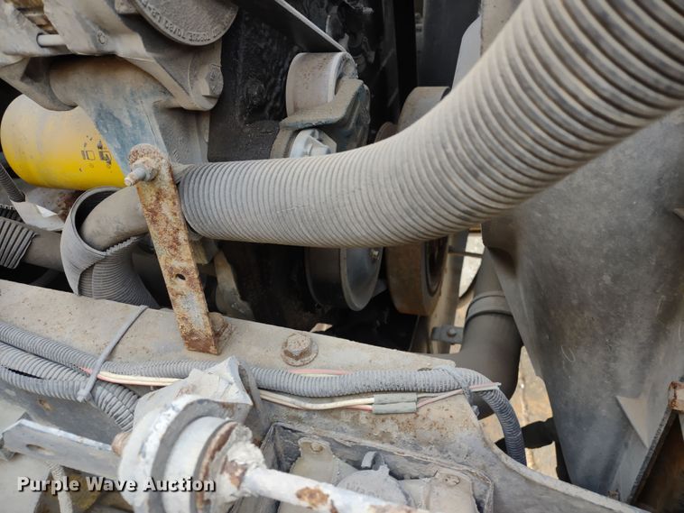 image for item DR8172 1999 International 3800  school bus