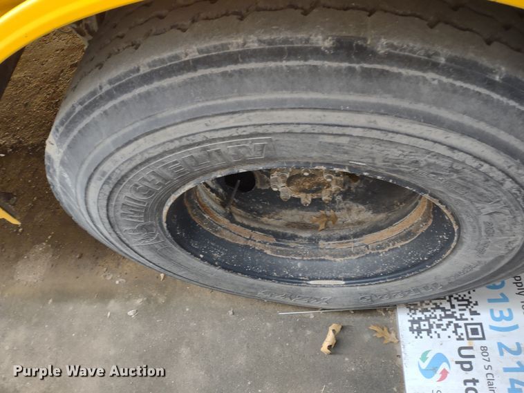 image for item DR8172 1999 International 3800  school bus