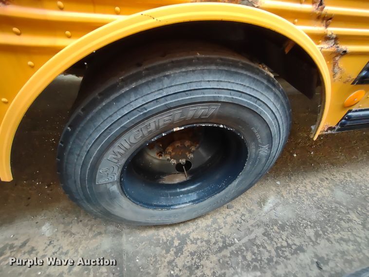 image for item DR8172 1999 International 3800  school bus