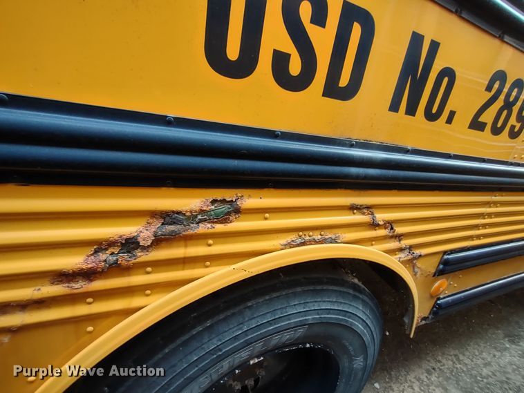 image for item DR8172 1999 International 3800  school bus