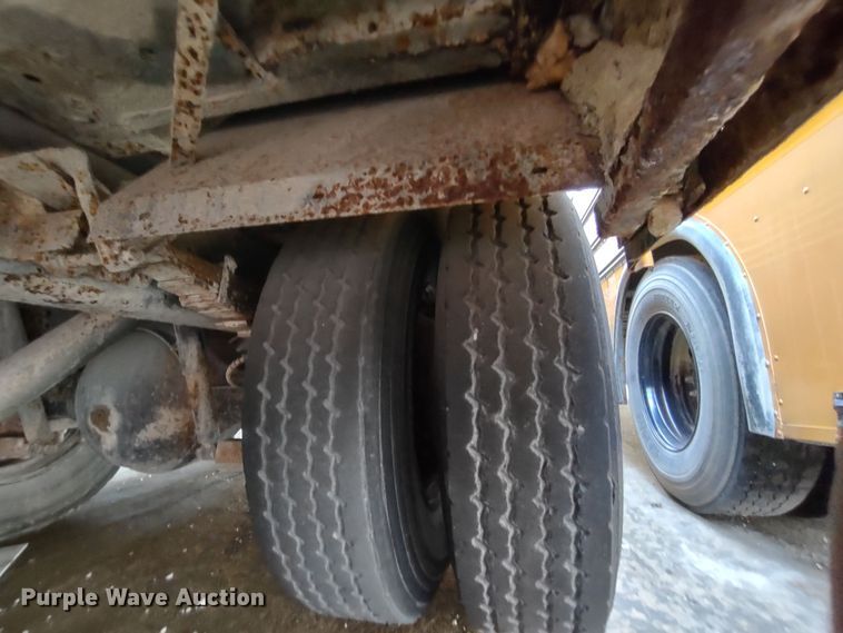 image for item DR8172 1999 International 3800  school bus