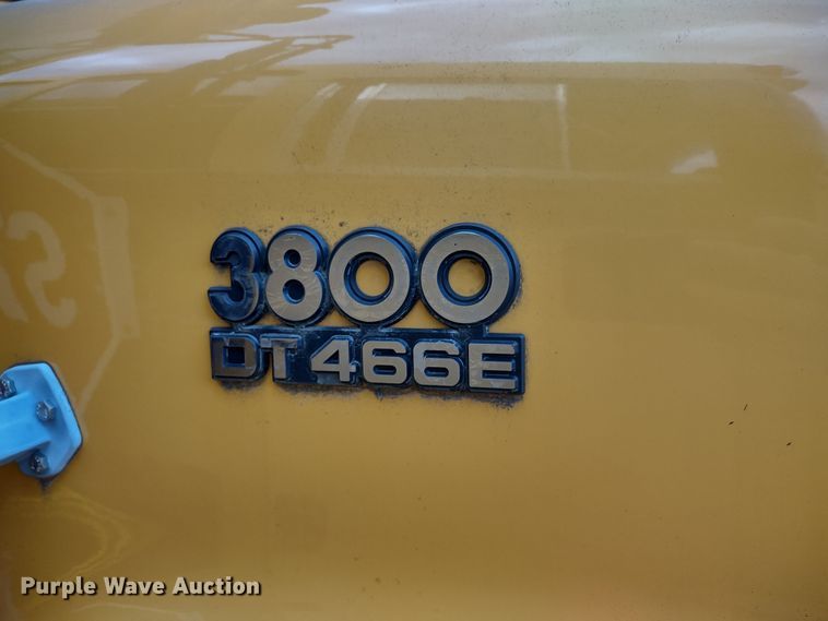 image for item DR8172 1999 International 3800  school bus