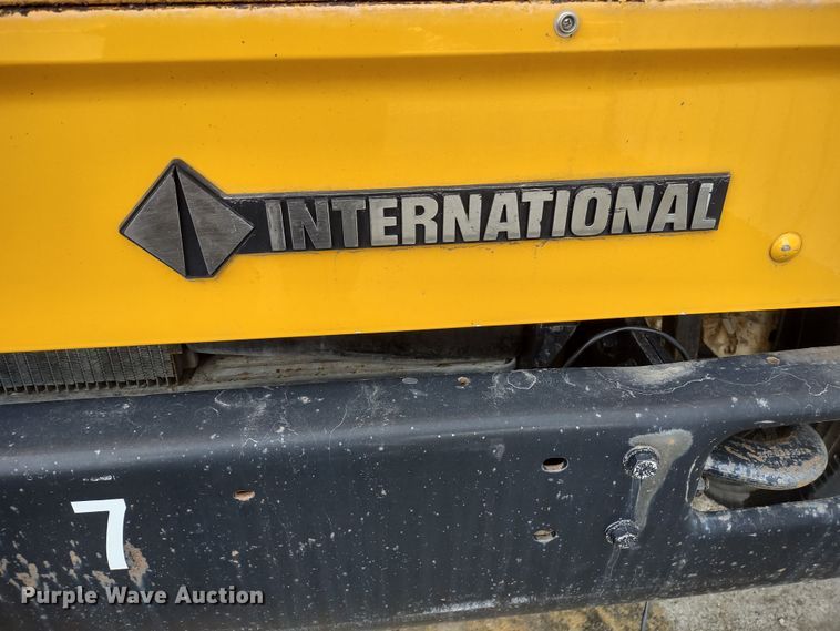 image for item DR8172 1999 International 3800  school bus