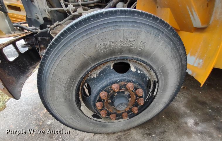 image for item DR8172 1999 International 3800  school bus