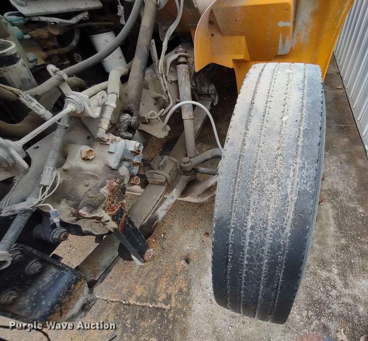 image for item DR8172 1999 International 3800  school bus