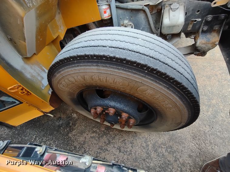 image for item DR8172 1999 International 3800  school bus