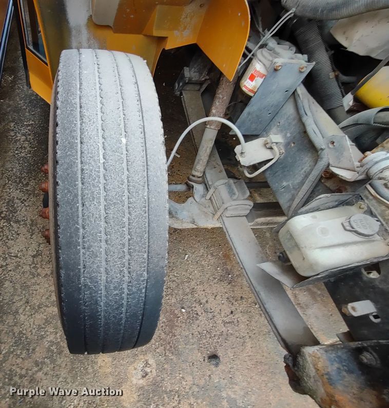 image for item DR8172 1999 International 3800  school bus