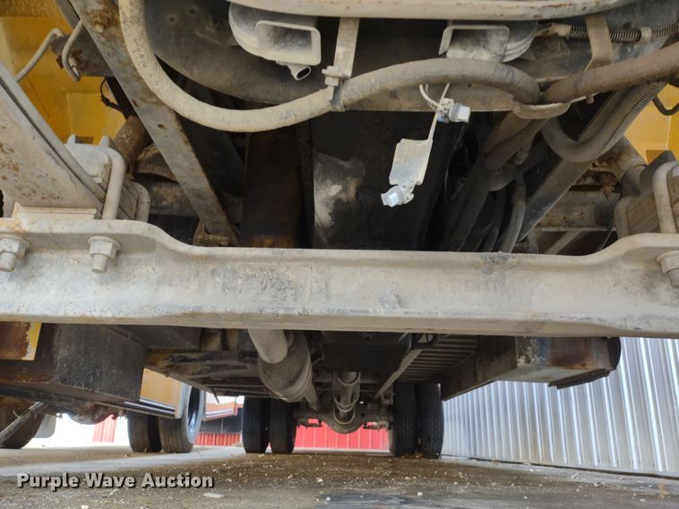 image for item DR8172 1999 International 3800  school bus