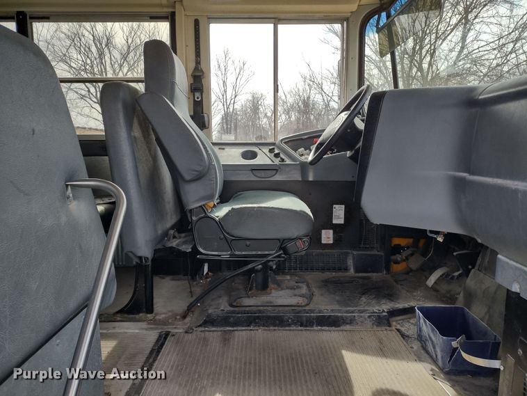 image for item DR8173 2006 International  school bus