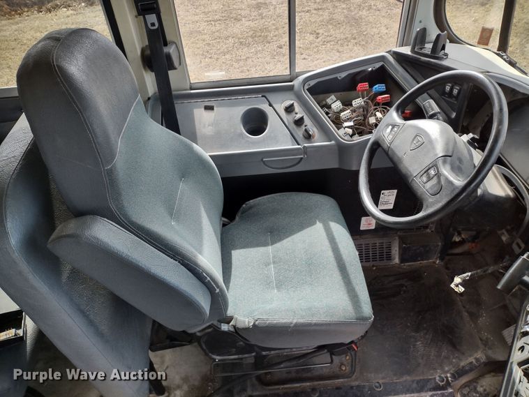 image for item DR8173 2006 International  school bus