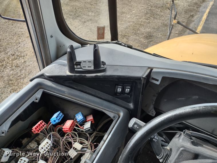 image for item DR8173 2006 International  school bus