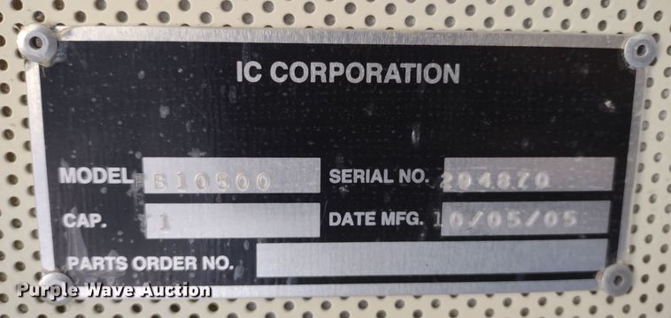 image for item DR8173 2006 International  school bus