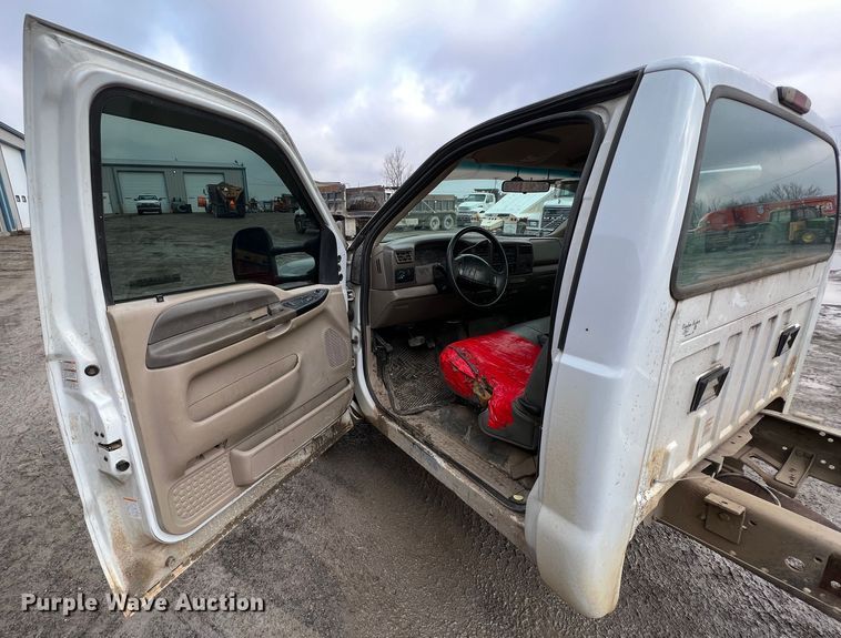 image for item ID9462 2001 Ford F550 Super Duty  truck cab and chassis
