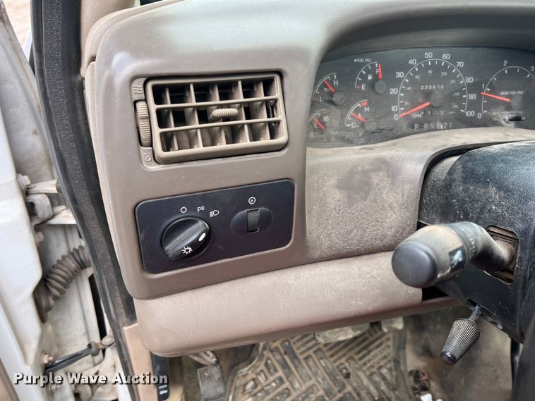 image for item ID9462 2001 Ford F550 Super Duty  truck cab and chassis