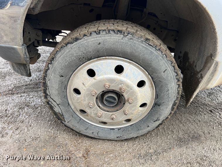 image for item ID9462 2001 Ford F550 Super Duty  truck cab and chassis