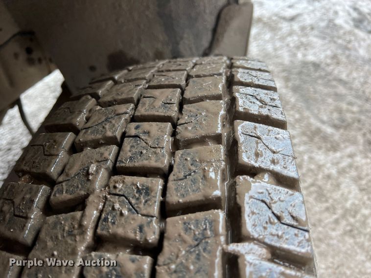 image for item ID9462 2001 Ford F550 Super Duty  truck cab and chassis