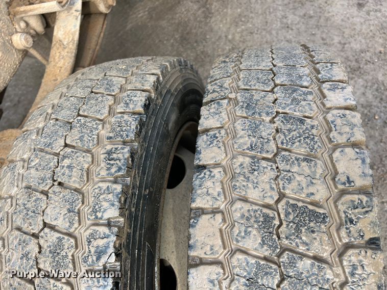 image for item ID9462 2001 Ford F550 Super Duty  truck cab and chassis