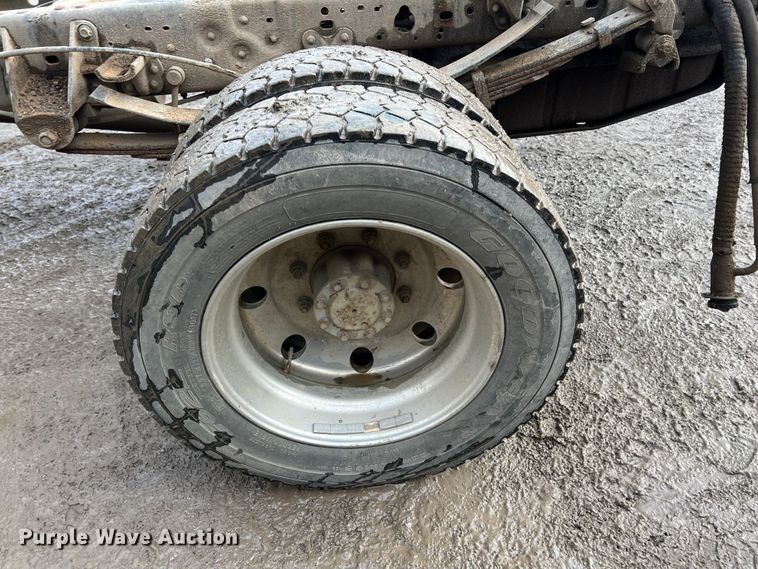 image for item ID9462 2001 Ford F550 Super Duty  truck cab and chassis