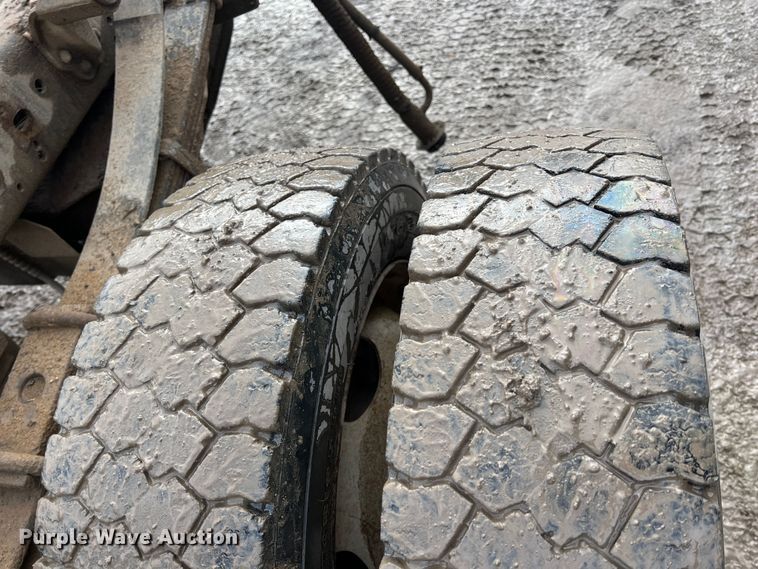 image for item ID9462 2001 Ford F550 Super Duty  truck cab and chassis