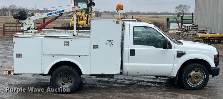 image for item ID9469 2008 Ford F350 Super Duty XL  utility bed pickup truck