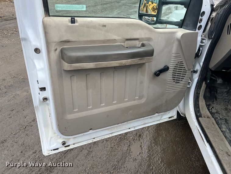 image for item ID9469 2008 Ford F350 Super Duty XL  utility bed pickup truck