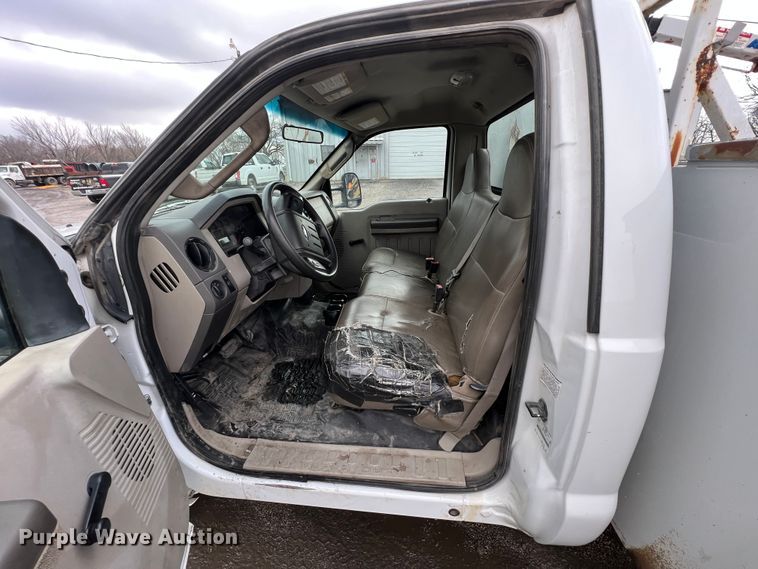 image for item ID9469 2008 Ford F350 Super Duty XL  utility bed pickup truck