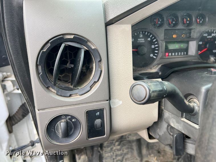 image for item ID9469 2008 Ford F350 Super Duty XL  utility bed pickup truck