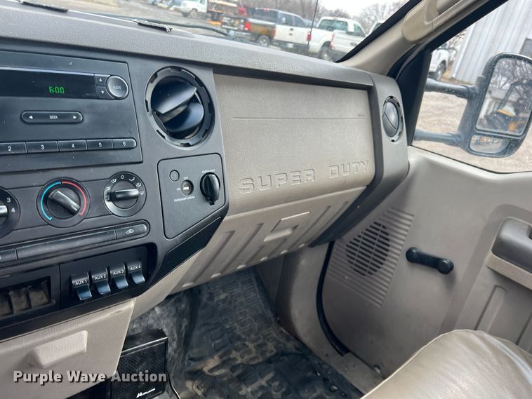 image for item ID9469 2008 Ford F350 Super Duty XL  utility bed pickup truck