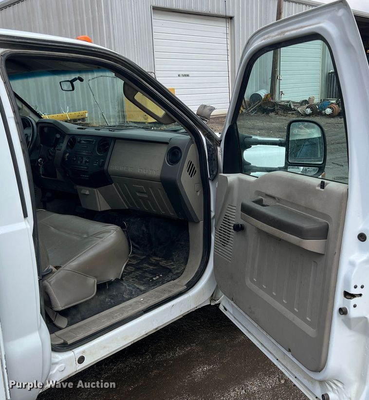 image for item ID9469 2008 Ford F350 Super Duty XL  utility bed pickup truck