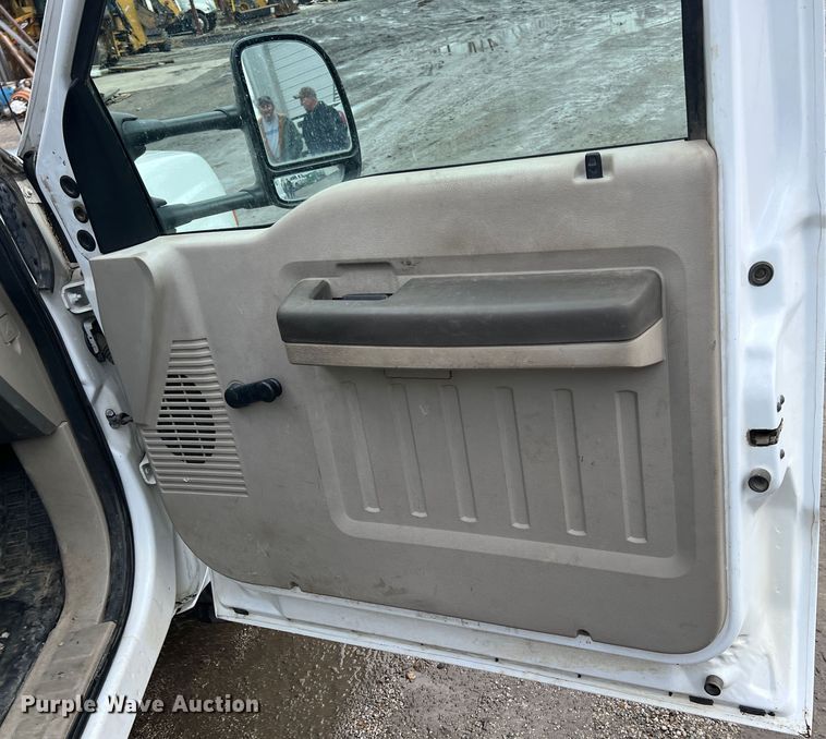 image for item ID9469 2008 Ford F350 Super Duty XL  utility bed pickup truck