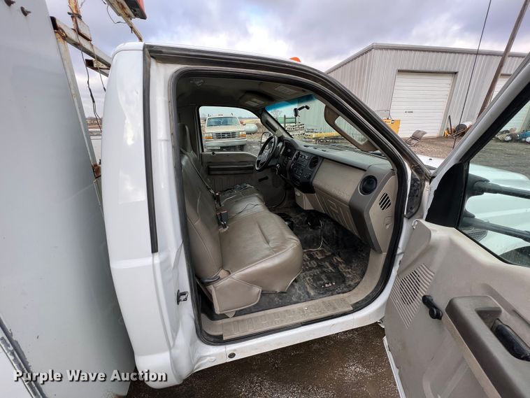 image for item ID9469 2008 Ford F350 Super Duty XL  utility bed pickup truck