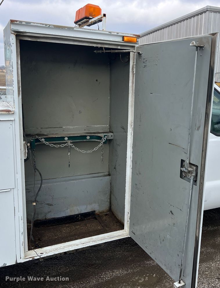 image for item ID9469 2008 Ford F350 Super Duty XL  utility bed pickup truck