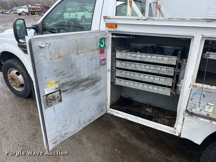 image for item ID9469 2008 Ford F350 Super Duty XL  utility bed pickup truck