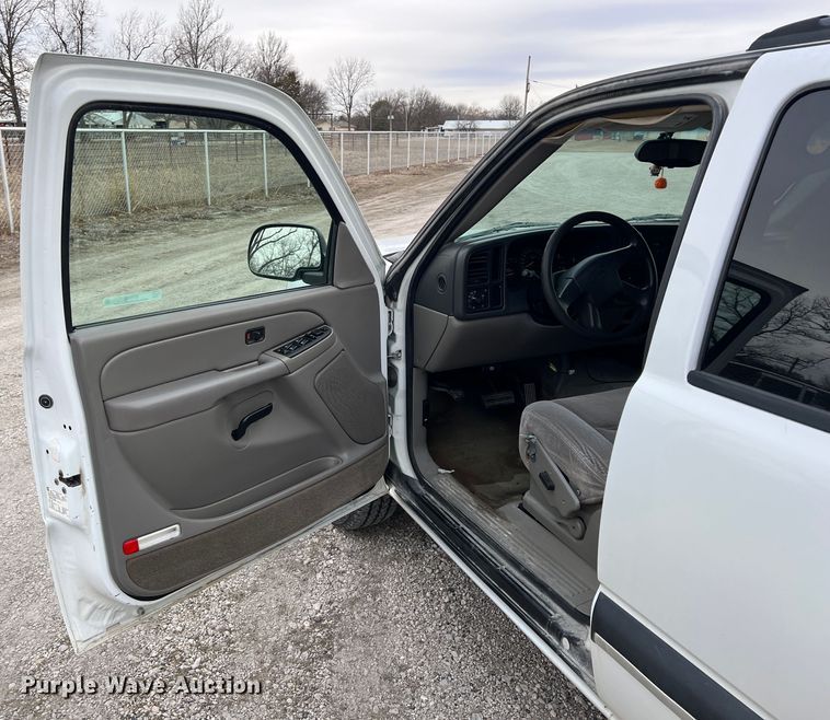 image for item ID9483 2004 Chevrolet Suburban 1500  SUV