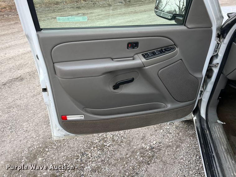 image for item ID9483 2004 Chevrolet Suburban 1500  SUV