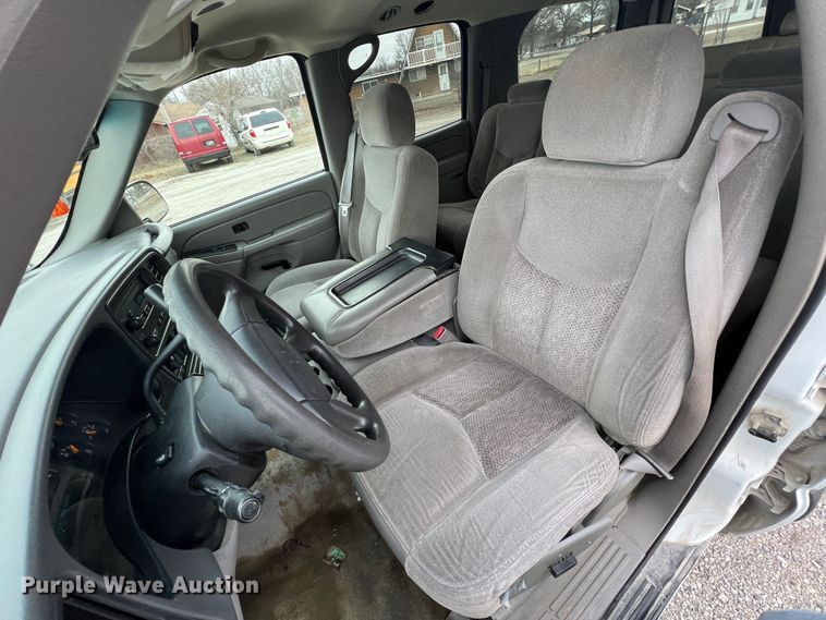 image for item ID9483 2004 Chevrolet Suburban 1500  SUV